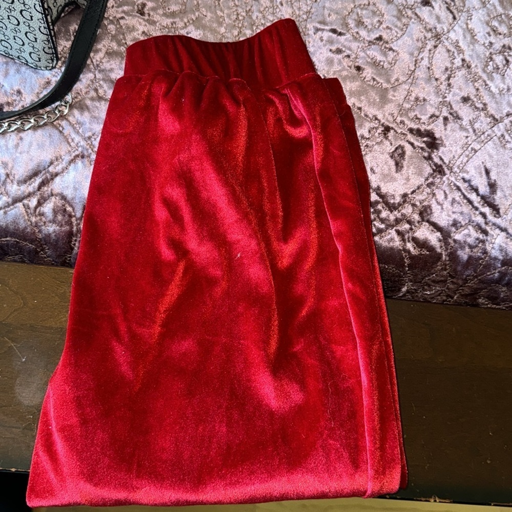 BRAND NEW HOLIDAY SET WOMENS SIZE MEDIUM VERY COZY AND luxurious - Picture 5 of 13
